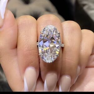 Elegant Sterling Silver & Faceted White Topaz Oval-Cut Ring 8 CT’s